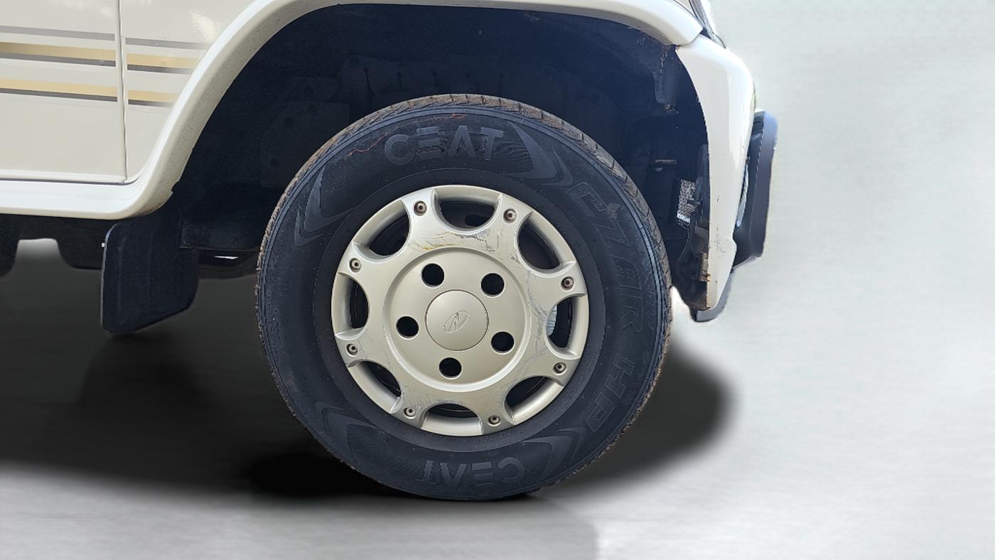2021 Mahindra Bolero B6, Diesel, Manual, 75,537 km, Right Front Wheel