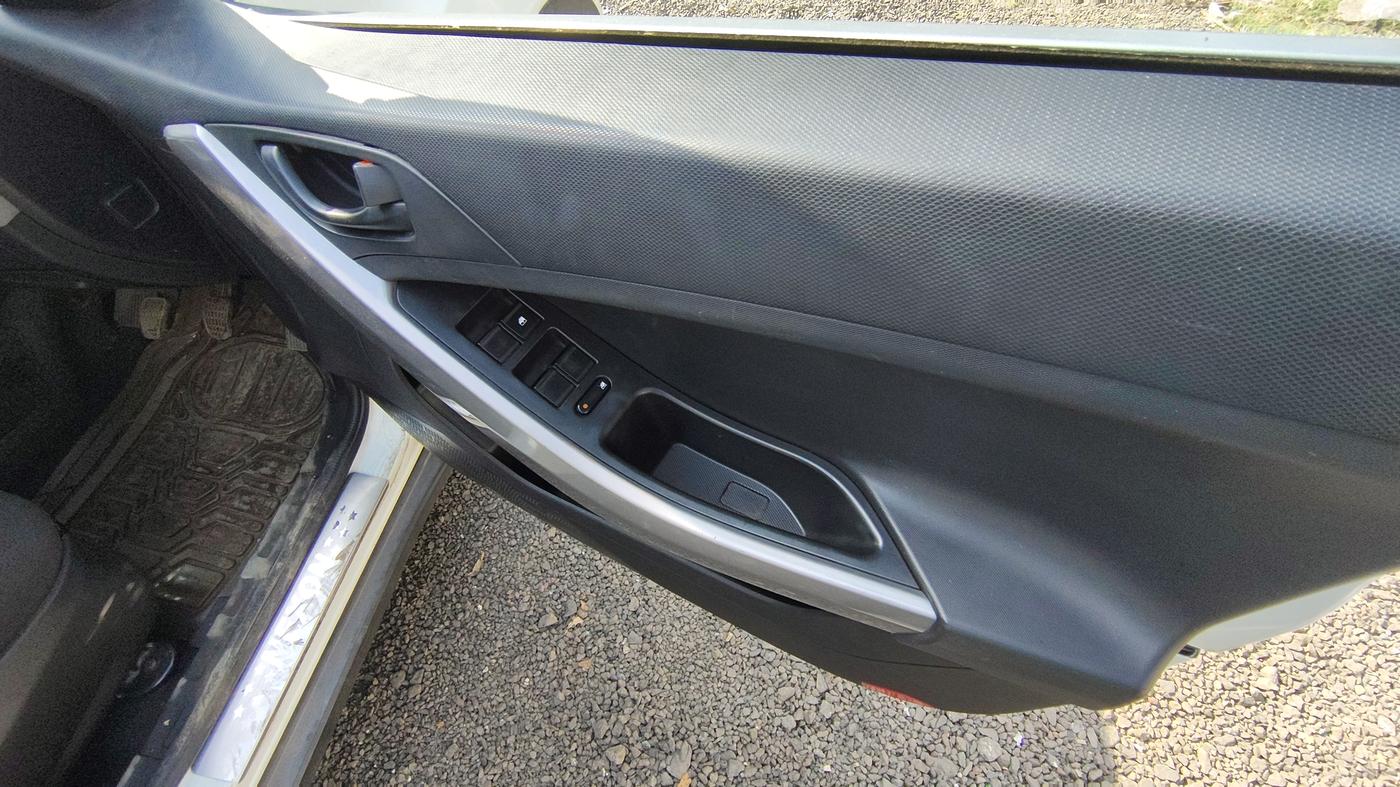2022 Tata NEXON XM PLUS SUNROOF DIESEL, Diesel, Manual, 75,140 km, Driver Side Door Panel Controls