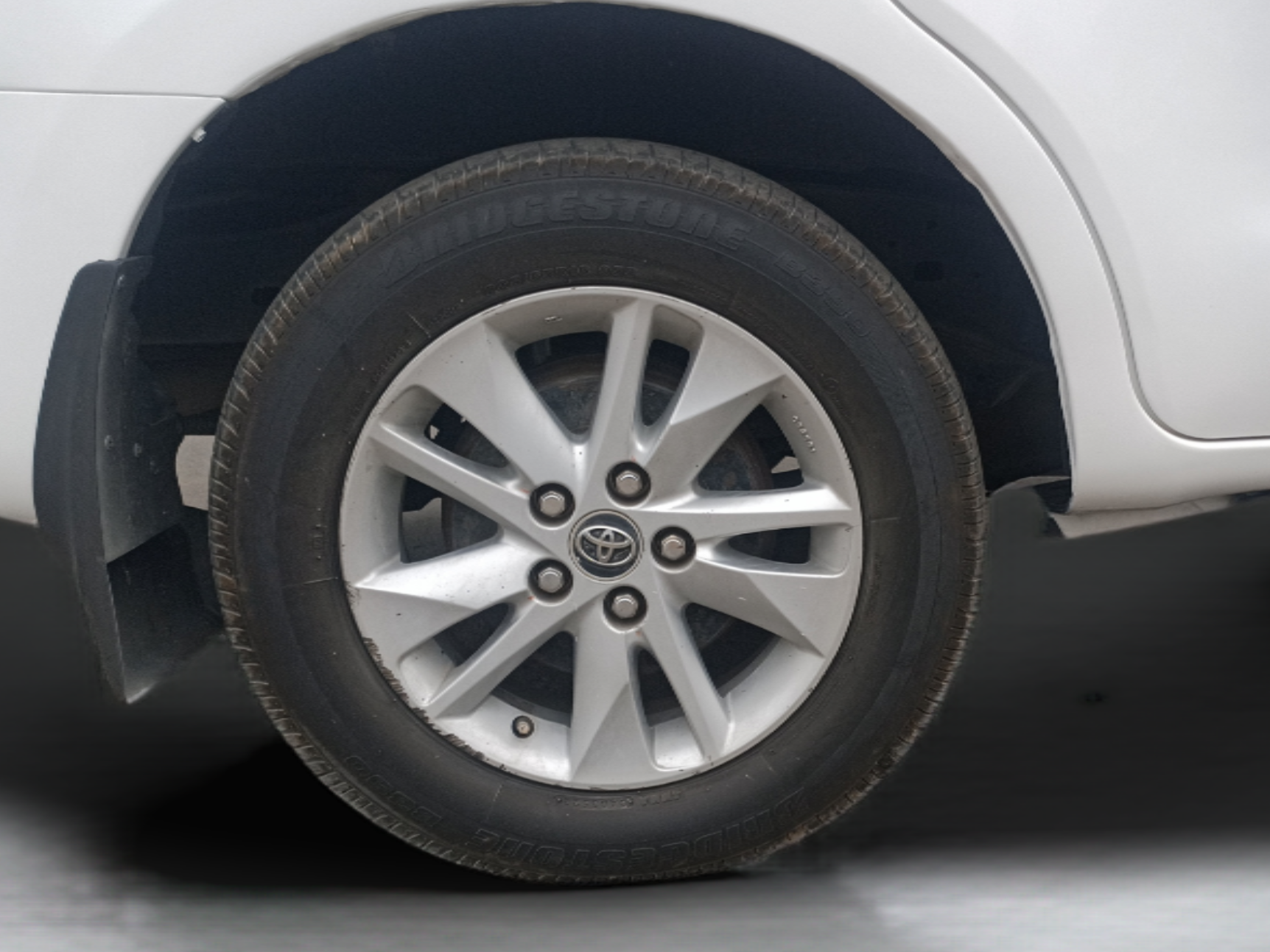 2016 Toyota Innova Crysta 2.4 VX 8 STR, Diesel, Manual, 1,07,770 km, Right Rear Wheel