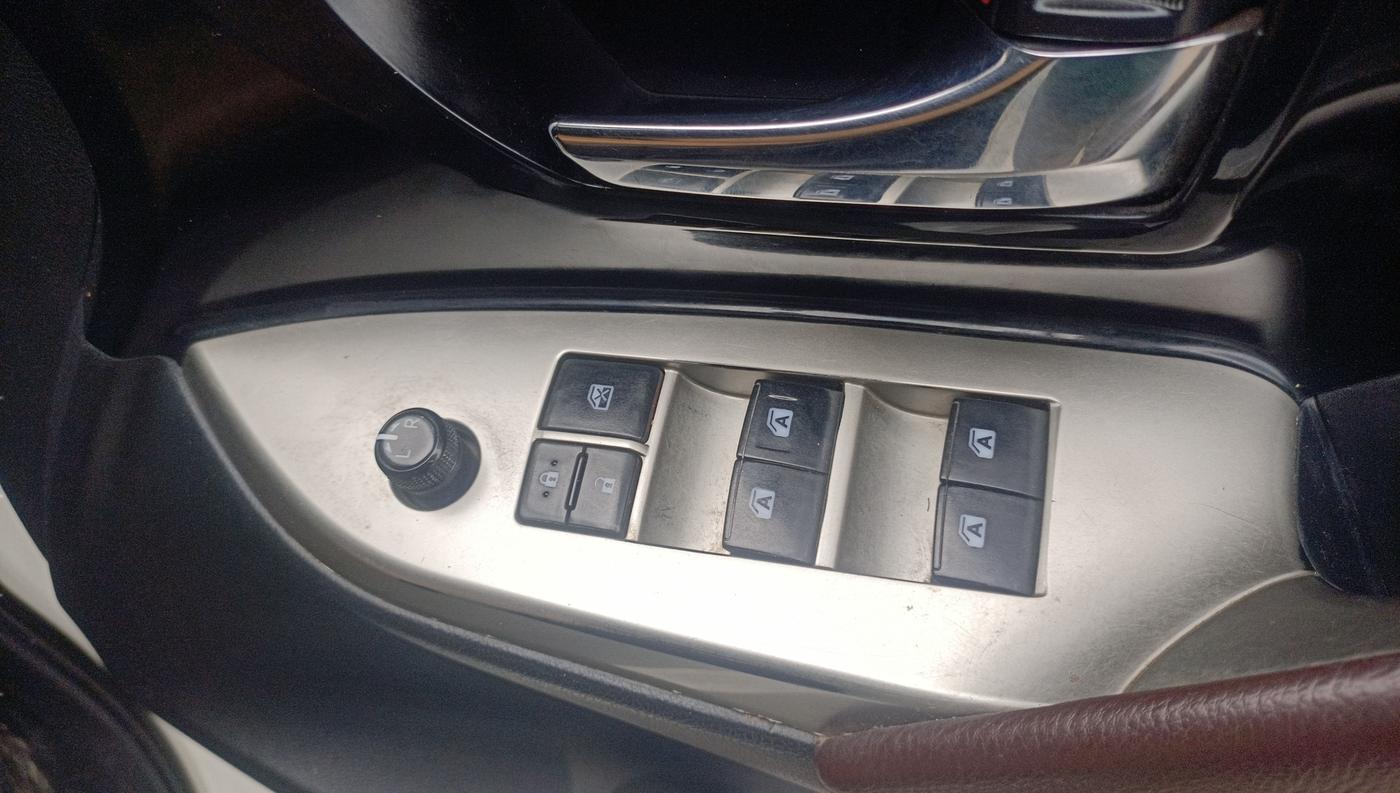 2016 Toyota Innova Crysta 2.4 VX 8 STR, Diesel, Manual, 1,07,770 km, Driver Side Door Panel Controls