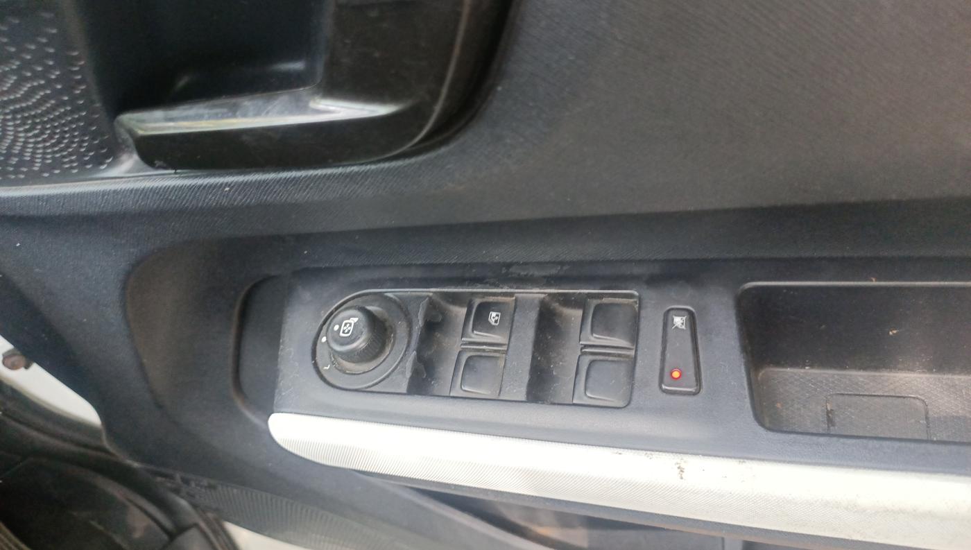2021 Tata PUNCH ACCOMPLISHED MT, Petrol, Manual, 31,000 km, Driver Side Door Panel Controls