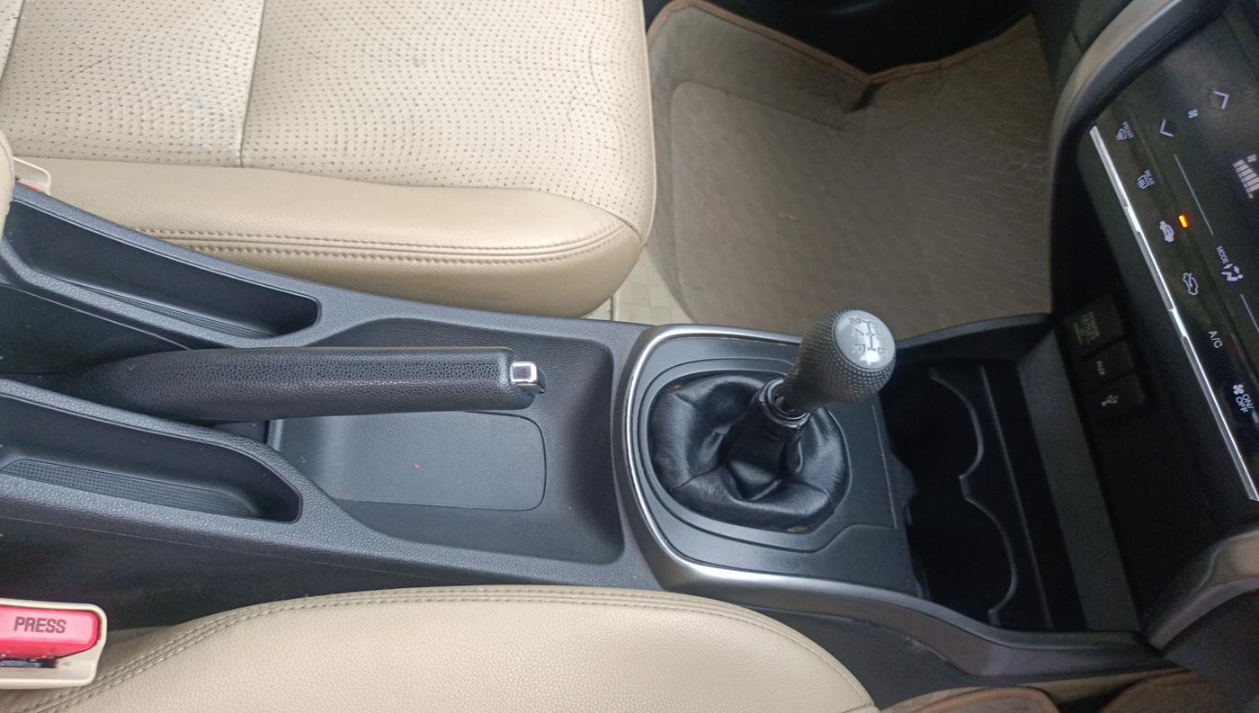 2014 Honda City 1.5L I-DTEC VX, Diesel, Manual, 1,08,224 km, Gear Lever