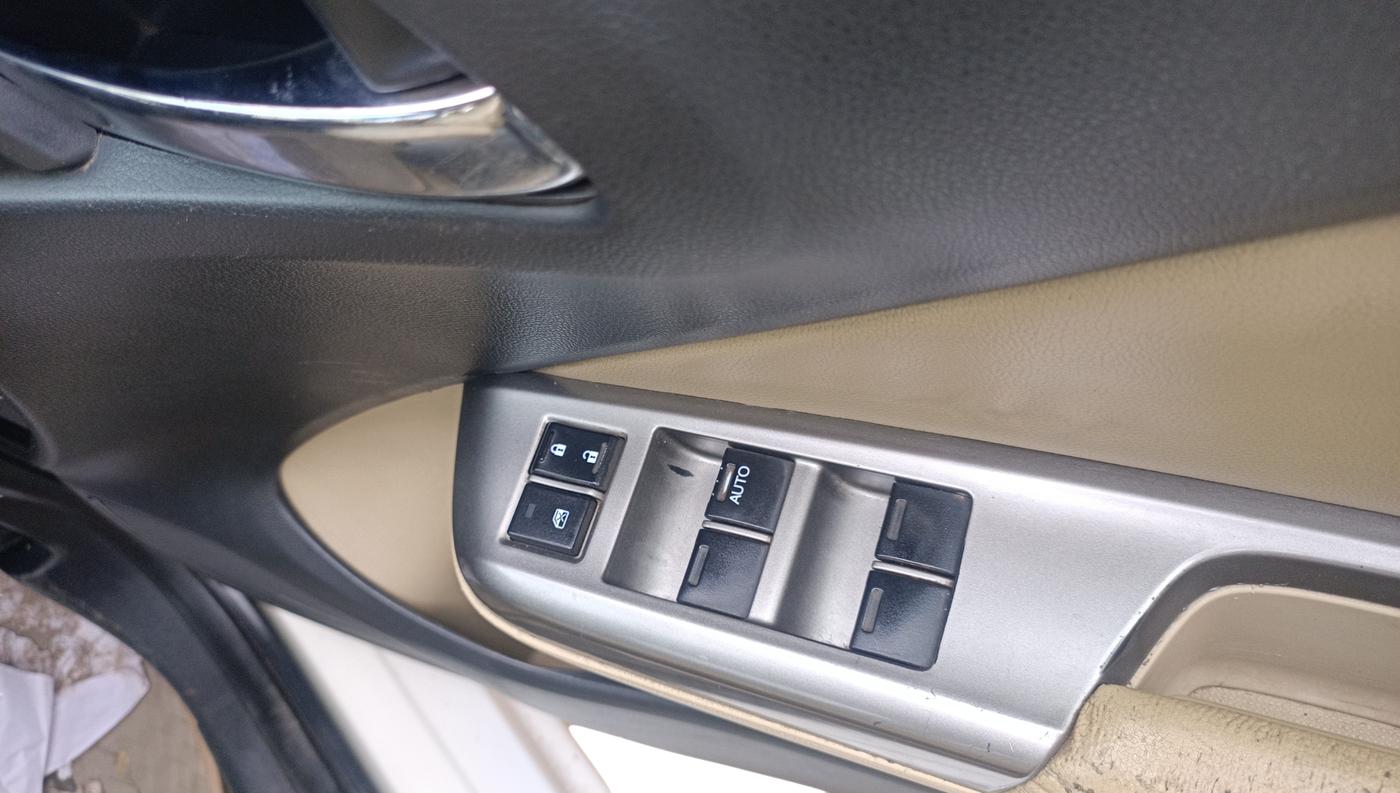 2014 Honda City 1.5L I-DTEC VX, Diesel, Manual, 1,08,224 km, Driver Side Door Panel Controls