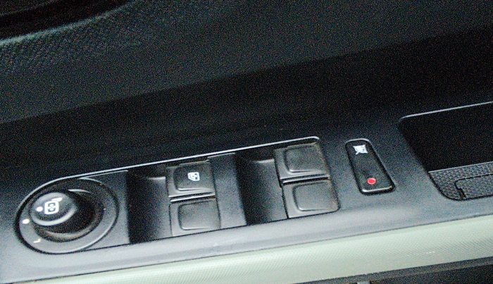 2022 Tata PUNCH ADVENTURE MT, Petrol, Manual, 43,285 km, Driver Side Door Panel Controls