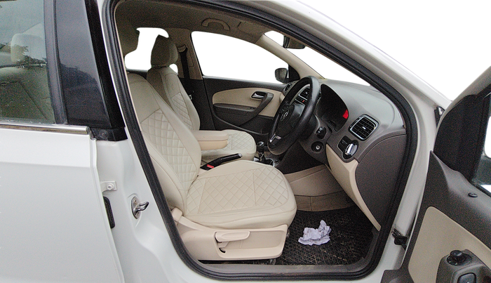 2014 Volkswagen Vento HIGHLINE DIESEL 1.6, Diesel, Manual, 84,134 km, Right Side Front Door Cabin