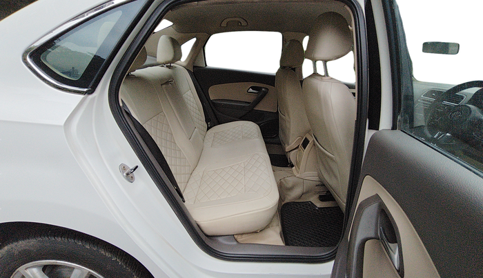 2014 Volkswagen Vento HIGHLINE DIESEL 1.6, Diesel, Manual, 84,134 km, Right Side Rear Door Cabin