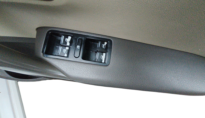 2014 Volkswagen Vento HIGHLINE DIESEL 1.6, Diesel, Manual, 84,134 km, Driver Side Door Panel Controls