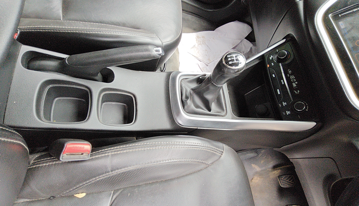 2017 Maruti S Cross ALPHA 1.3, Diesel, Manual, 80,233 km, Gear Lever
