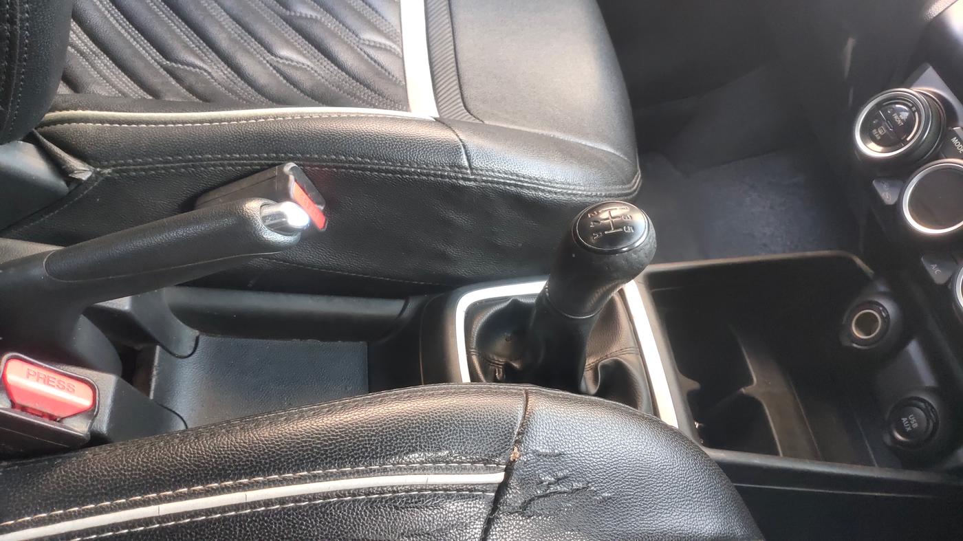 2018 Maruti Swift ZXI, Petrol, Manual, 1,04,882 km, Gear Lever
