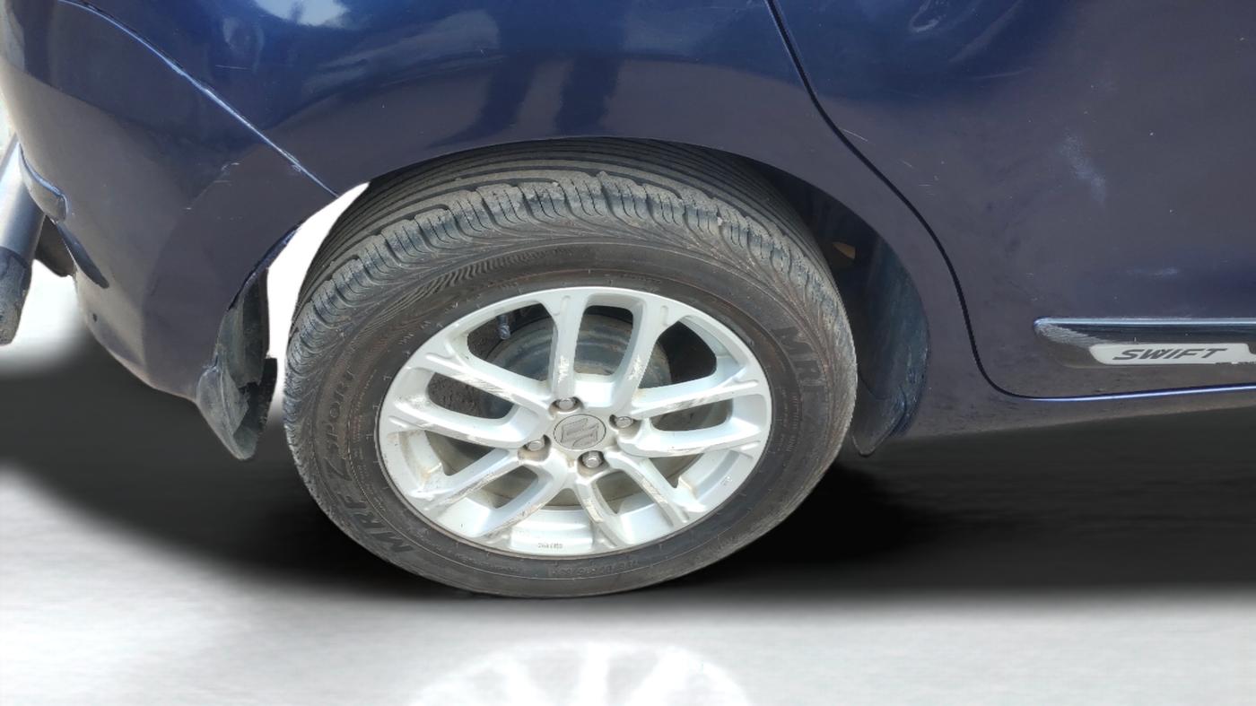 2018 Maruti Swift ZXI, Petrol, Manual, 1,04,882 km, Right Rear Wheel