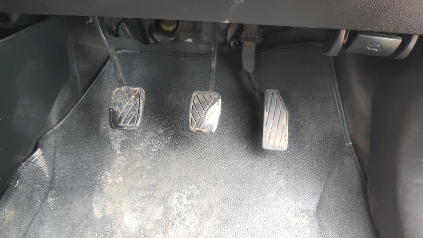 2018 Maruti Swift ZXI, Petrol, Manual, 1,04,882 km, Pedals
