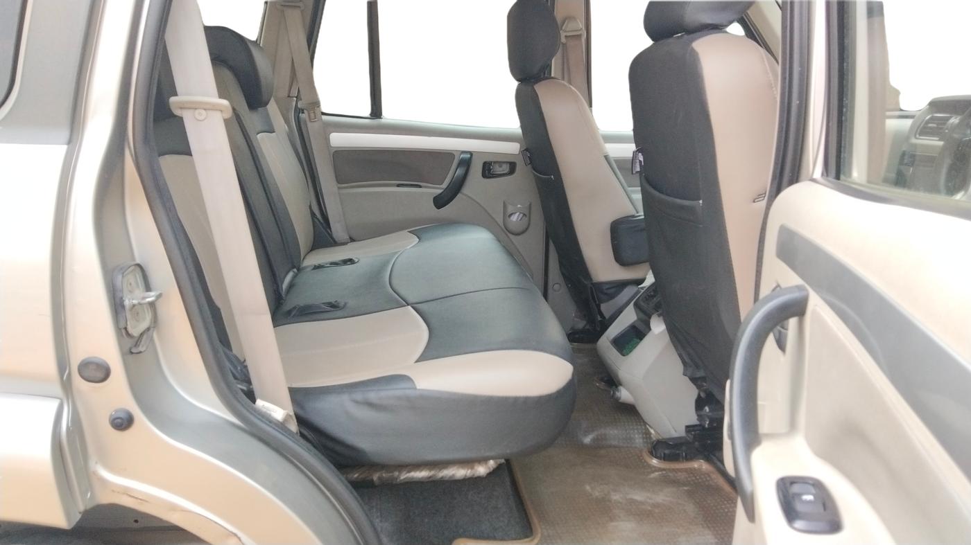 2015 Mahindra Scorpio S10, Diesel, Manual, 82,852 km, Right Side Rear Door Cabin