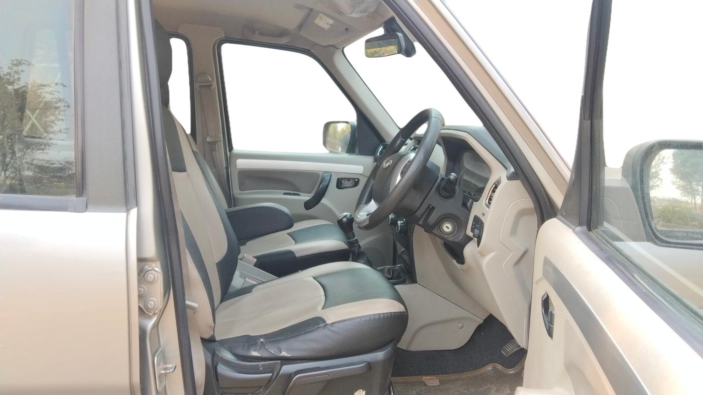 2015 Mahindra Scorpio S10, Diesel, Manual, 82,852 km, Right Side Front Door Cabin