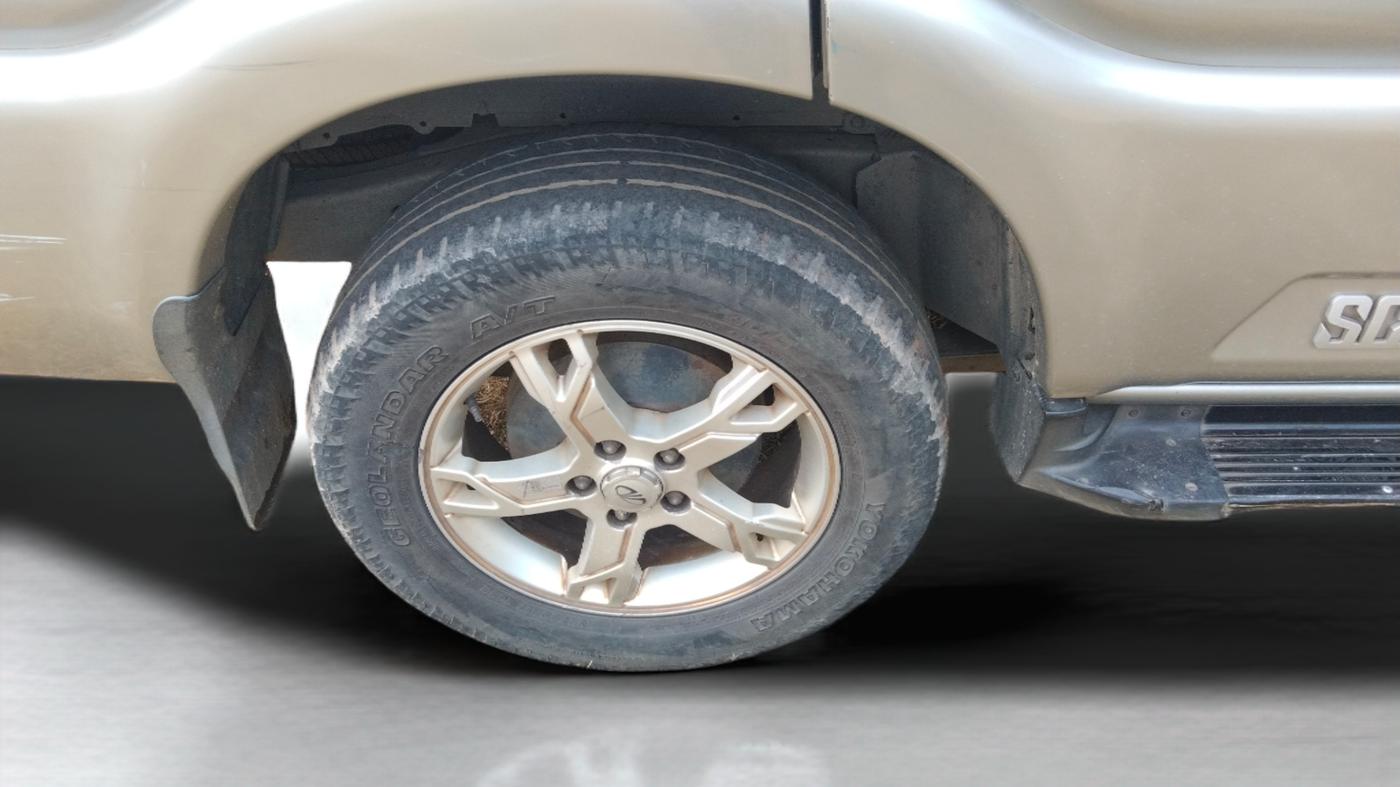 2015 Mahindra Scorpio S10, Diesel, Manual, 82,852 km, Right Rear Wheel