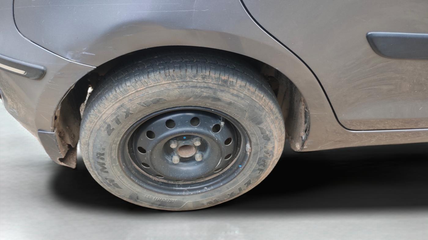 2014 Maruti Swift VDI, Diesel, Manual, 50,192 km, Right Rear Wheel