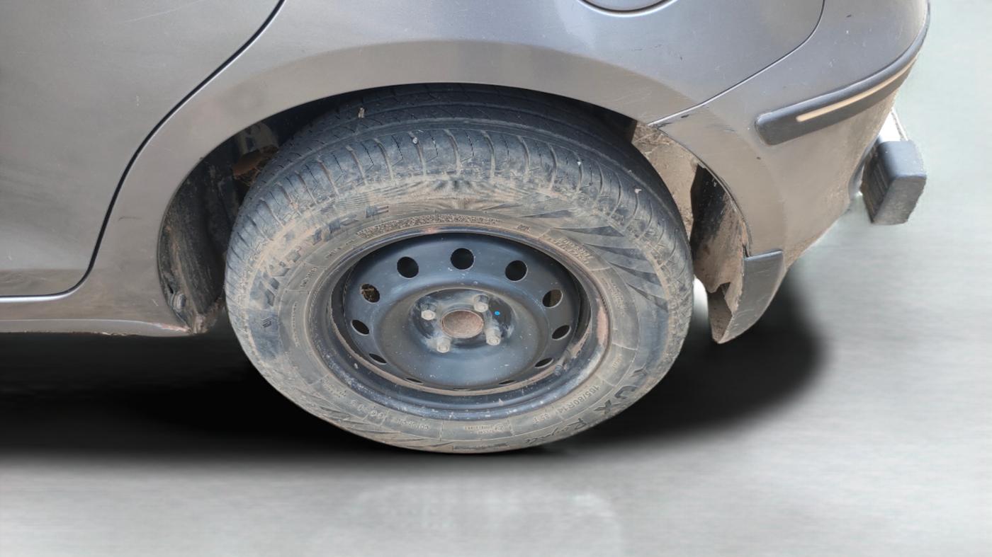 2014 Maruti Swift VDI, Diesel, Manual, 50,192 km, Left Rear Wheel