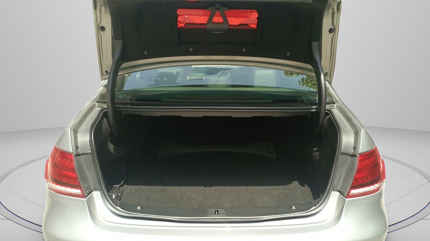 2013 Mercedes Benz E Class E 200 CGI, Petrol, Automatic, 79,000 km, Boot Inside