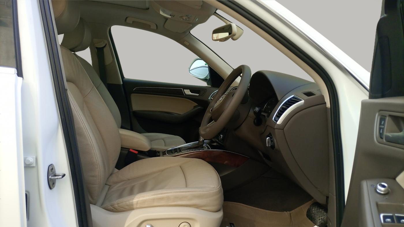 2014 Audi Q5 2.0 TDI QUATTRO, Diesel, Automatic, 1,05,127 km, Right Side Front Door Cabin