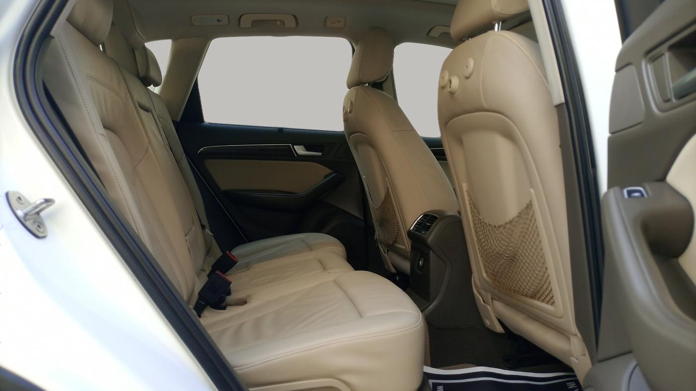 2014 Audi Q5 2.0 TDI QUATTRO, Diesel, Automatic, 1,05,127 km, Right Side Rear Door Cabin
