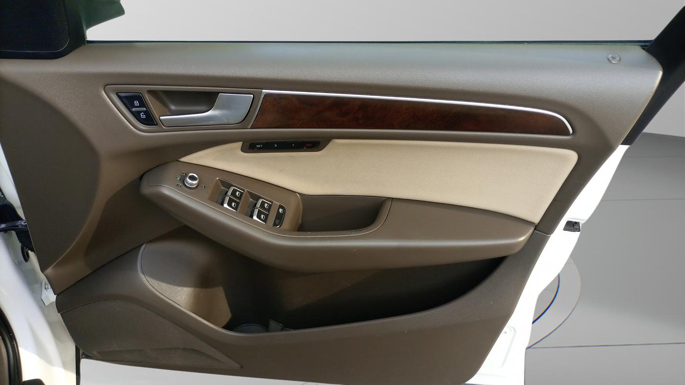 2014 Audi Q5 2.0 TDI QUATTRO, Diesel, Automatic, 1,05,127 km, Driver Side Door Panel Controls