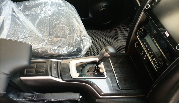 2023 Toyota Fortuner 4X2 AT 2.7 PETROL, Petrol, Automatic, 10,701 km, Gear Lever