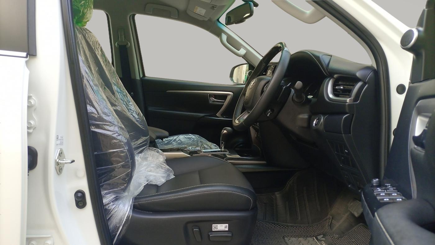 2023 Toyota Fortuner 4X2 AT 2.7 PETROL, Petrol, Automatic, 10,701 km, Right Side Front Door Cabin