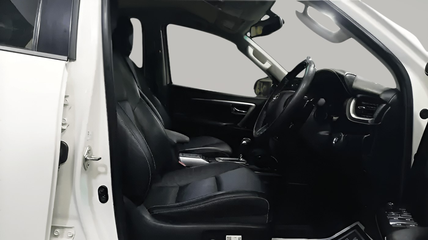 2021 Toyota Fortuner 4X2 AT 2.7 PETROL, Petrol, Automatic, 25,845 km, Right Side Front Door Cabin
