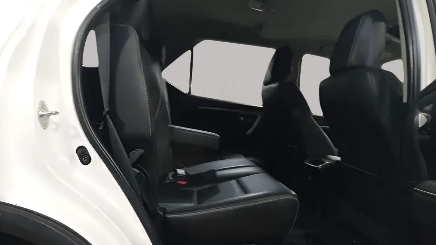 2021 Toyota Fortuner 4X2 AT 2.7 PETROL, Petrol, Automatic, 25,845 km, Right Side Rear Door Cabin