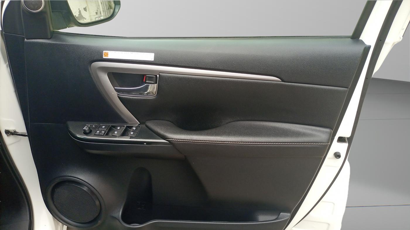 2022 Toyota Fortuner 4X2 MT 2.8 DIESEL, Diesel, Manual, 36,700 km, Driver Side Door Panel Controls
