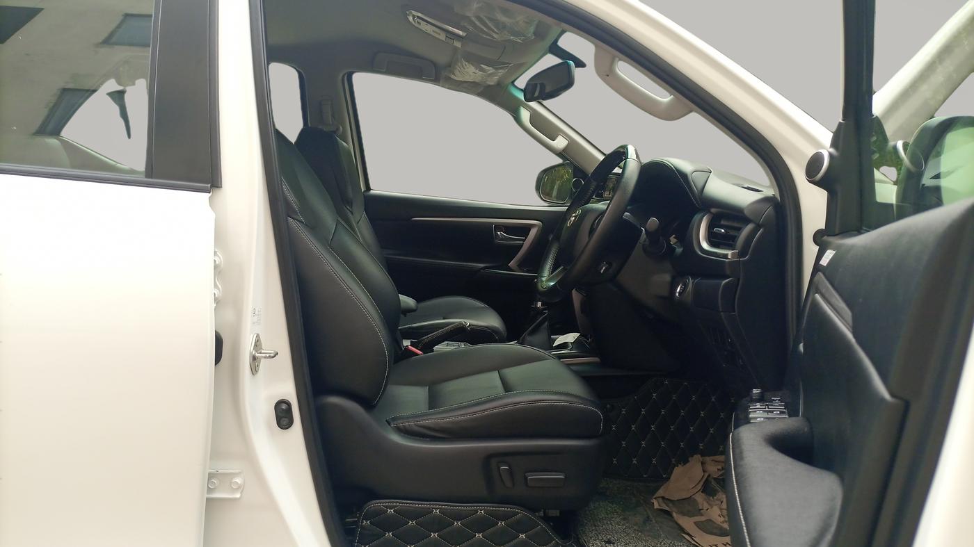 2022 Toyota Fortuner 4X2 MT 2.8 DIESEL, Diesel, Manual, 36,700 km, Right Side Front Door Cabin