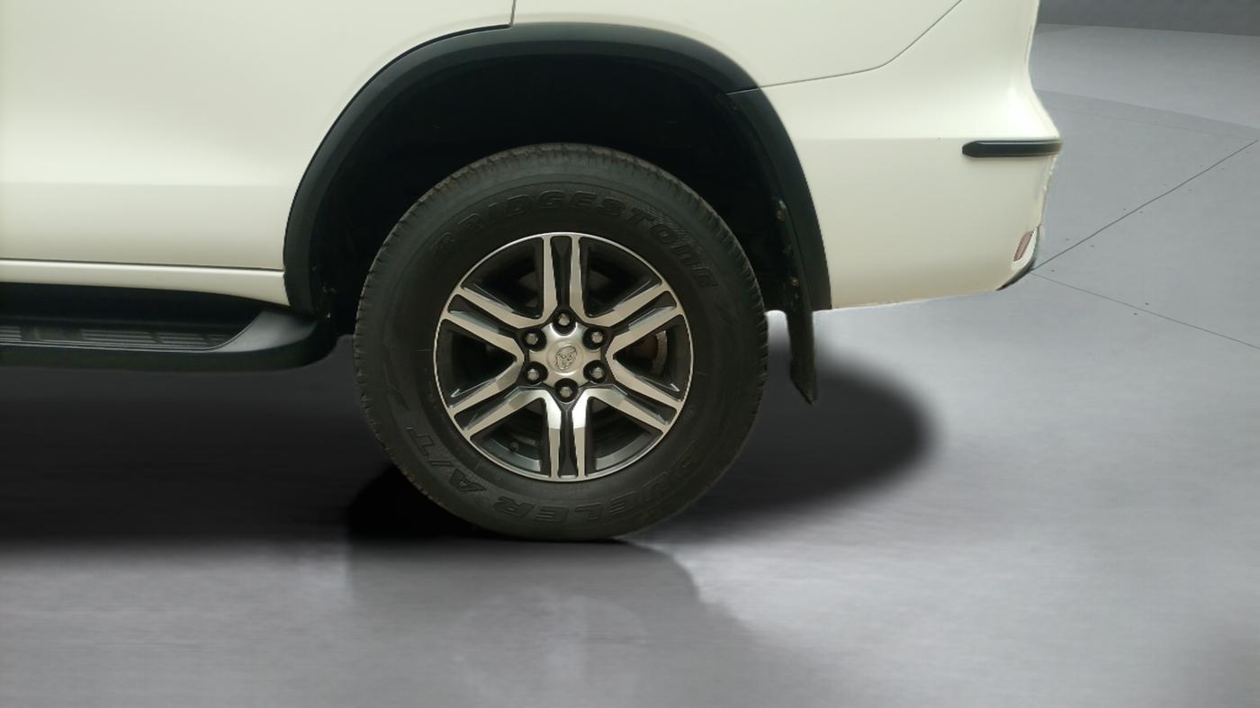 2022 Toyota Fortuner 4X2 MT 2.8 DIESEL, Diesel, Manual, 36,700 km, Left Rear Wheel