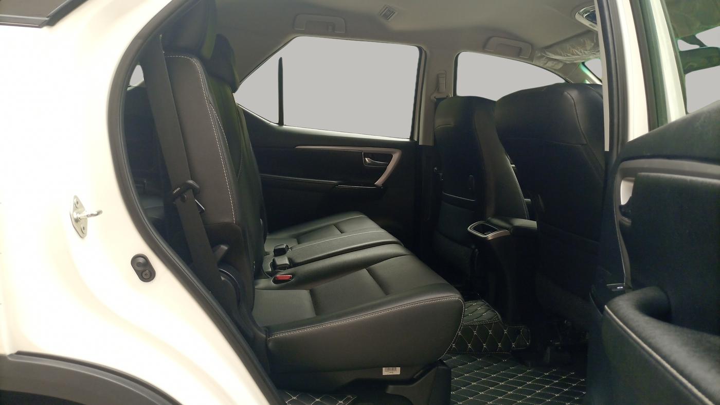 2022 Toyota Fortuner 4X2 MT 2.8 DIESEL, Diesel, Manual, 36,700 km, Right Side Rear Door Cabin