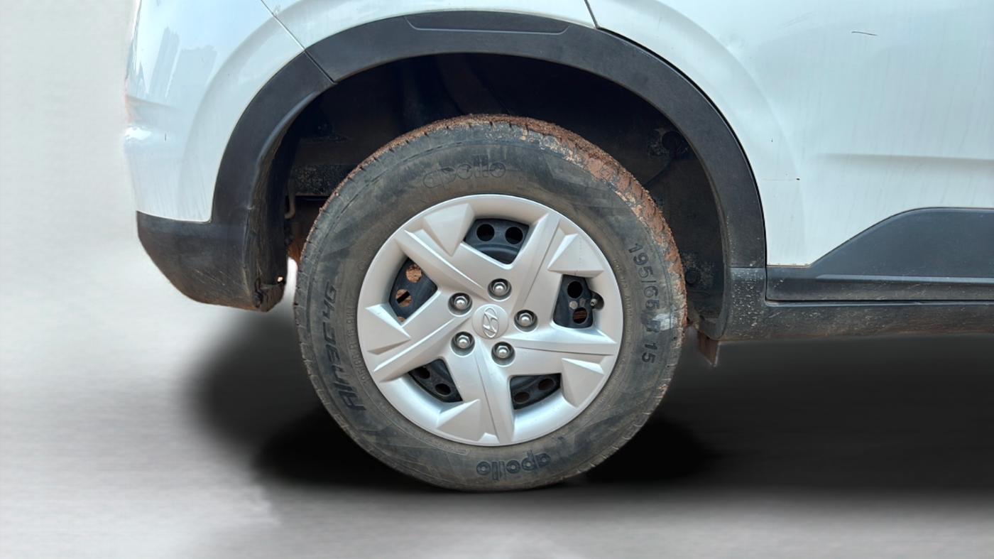 2021 Hyundai VENUE S 1.2, Petrol, Manual, 48,460 km, Right Rear Wheel
