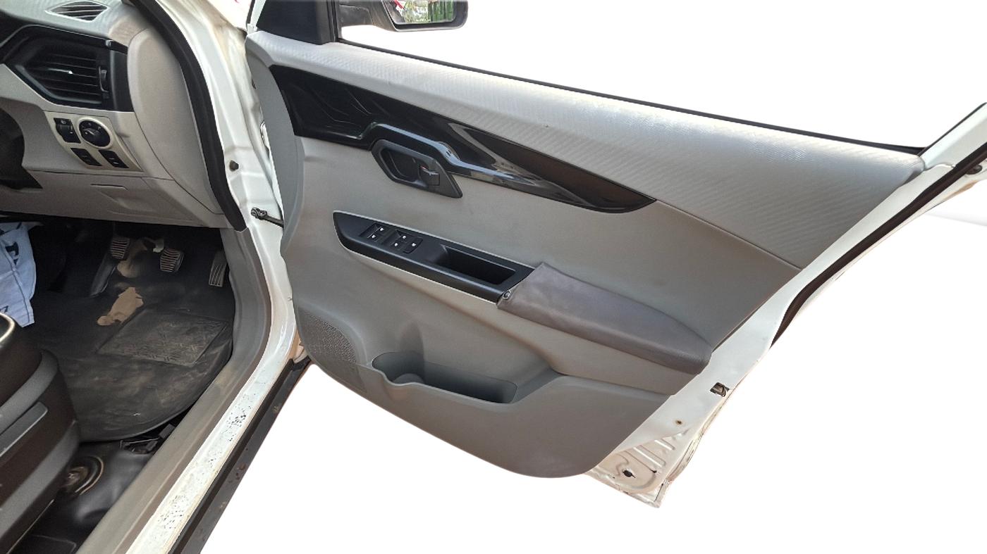 2016 Mahindra Kuv100 K8 D 6 STR, Diesel, Manual, 56,814 km, Driver Side Door Panel Controls