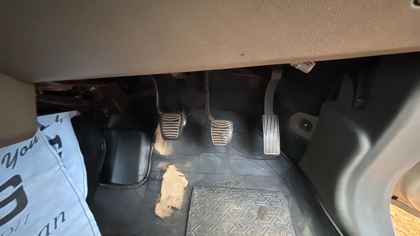 2016 Mahindra Kuv100 K8 D 6 STR, Diesel, Manual, 56,814 km, Pedals