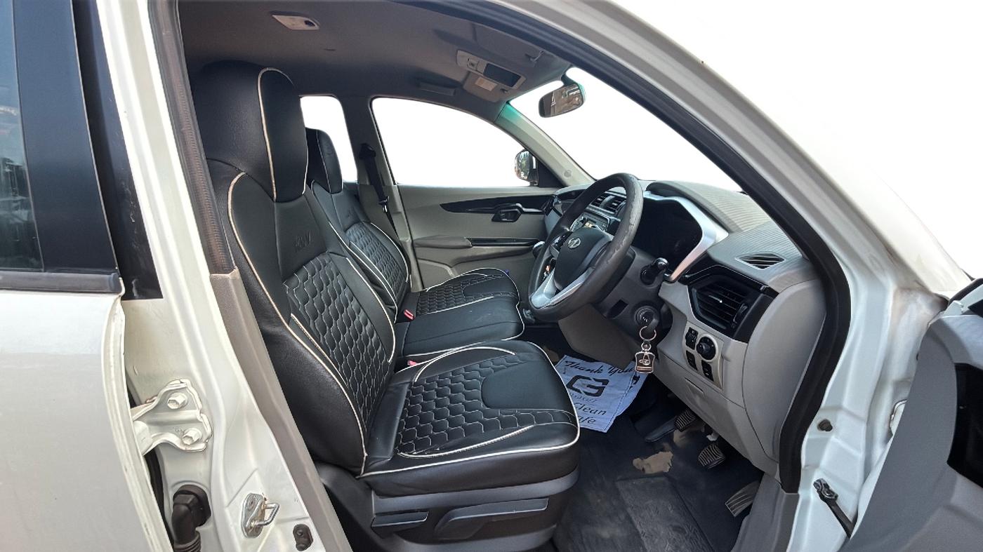 2016 Mahindra Kuv100 K8 D 6 STR, Diesel, Manual, 56,814 km, Right Side Front Door Cabin