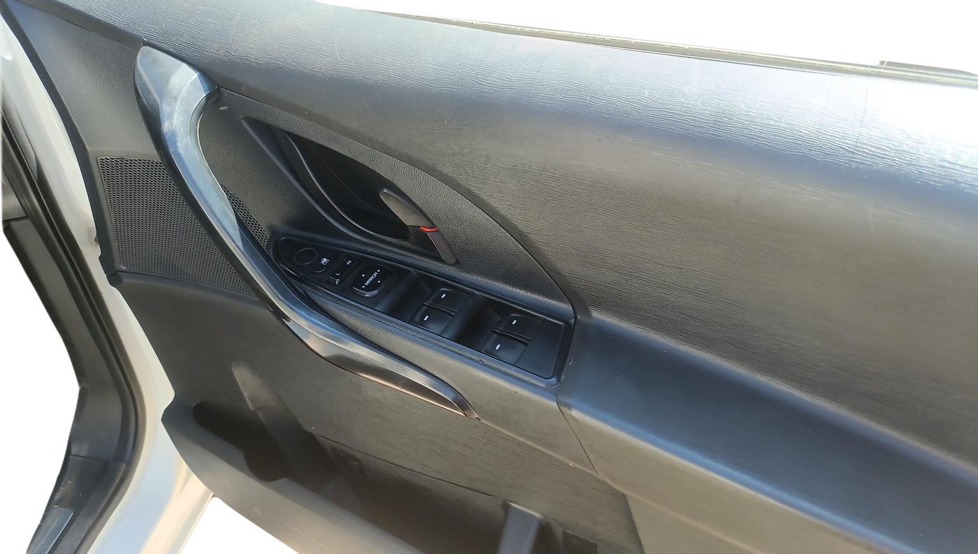 2019 Mahindra XUV500 W5, Diesel, Manual, 80,140 km, Driver Side Door Panel Controls