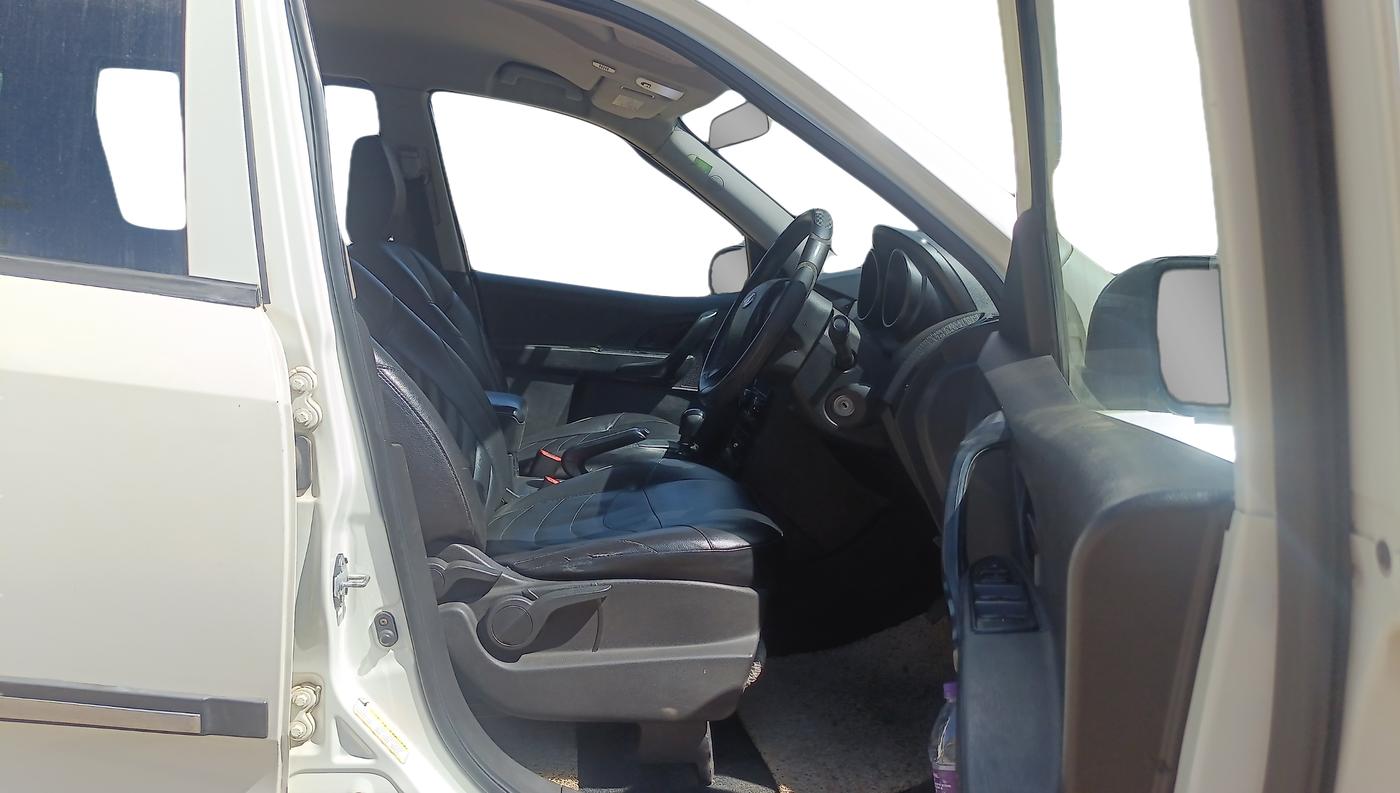 2019 Mahindra XUV500 W5, Diesel, Manual, 80,140 km, Right Side Front Door Cabin