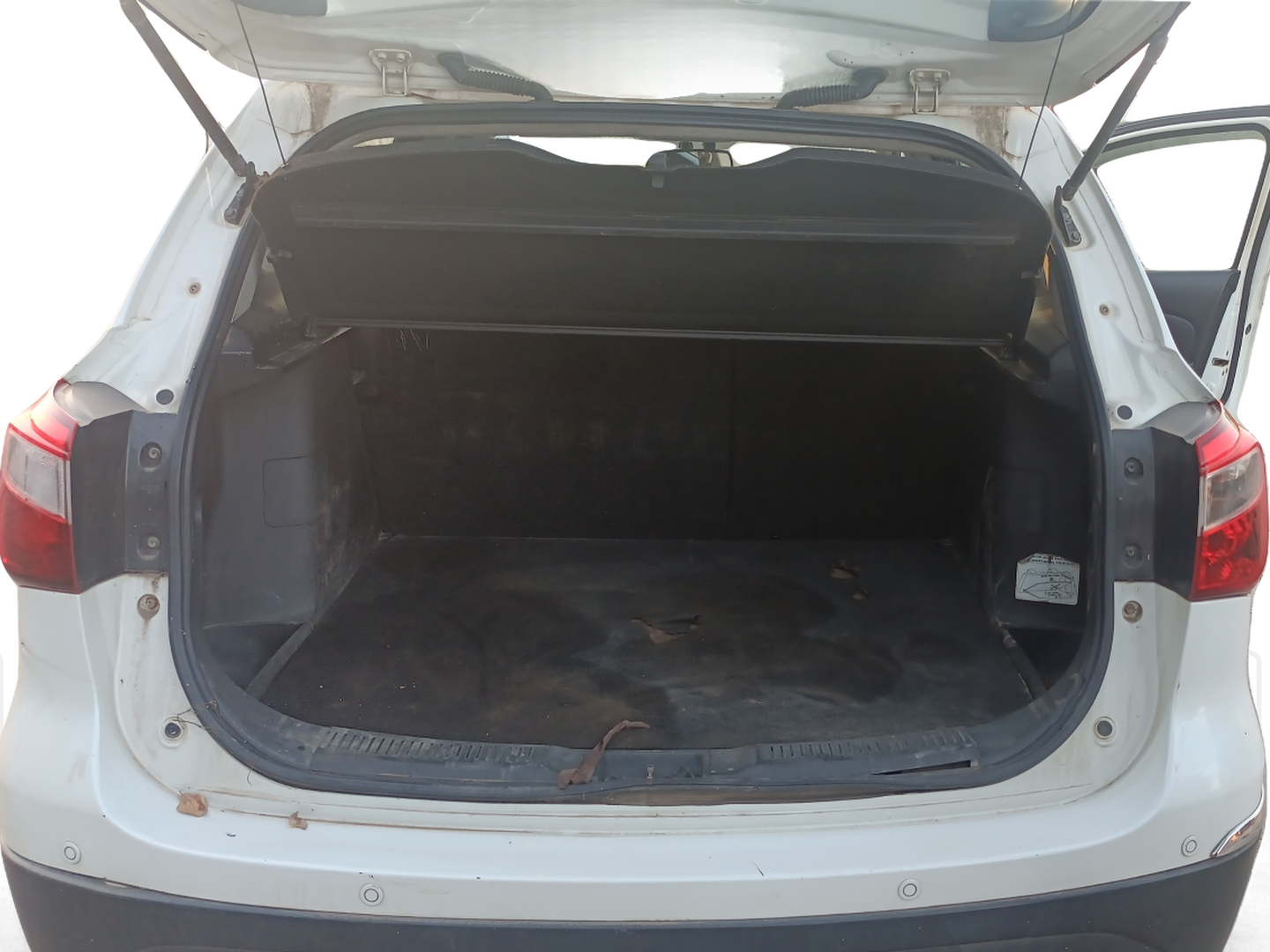 2015 Maruti S Cross ALPHA 1.6, Diesel, Manual, 84,446 km, Boot Inside
