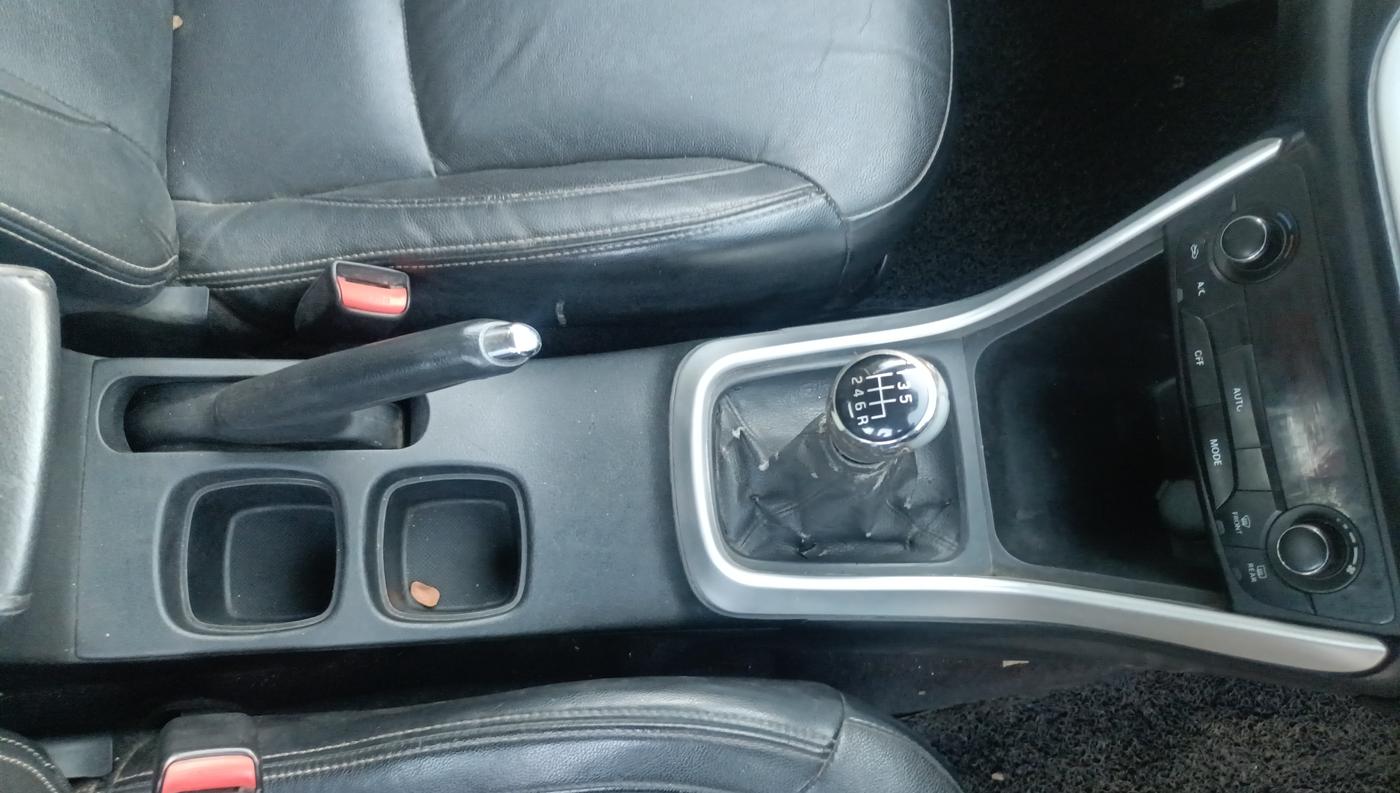 2015 Maruti S Cross ALPHA 1.6, Diesel, Manual, 84,446 km, Gear Lever