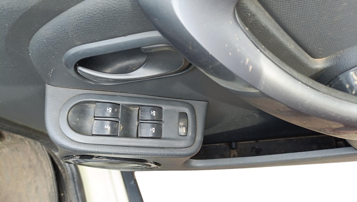 2013 Renault Duster 85 PS RXE DIESEL, Diesel, Manual, 78,784 km, Driver Side Door Panel Controls