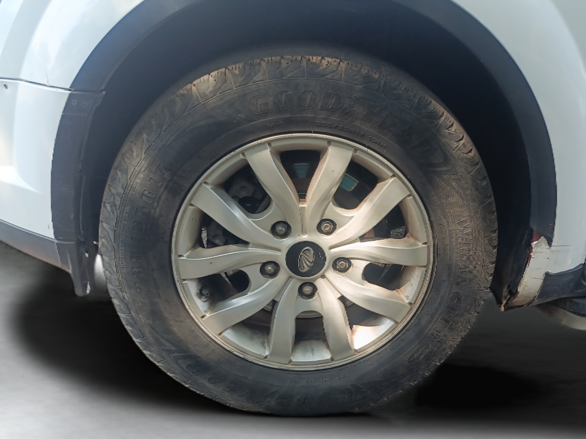 2015 Mahindra XUV500 W10, Diesel, Manual, 89,000 km, Left Front Wheel