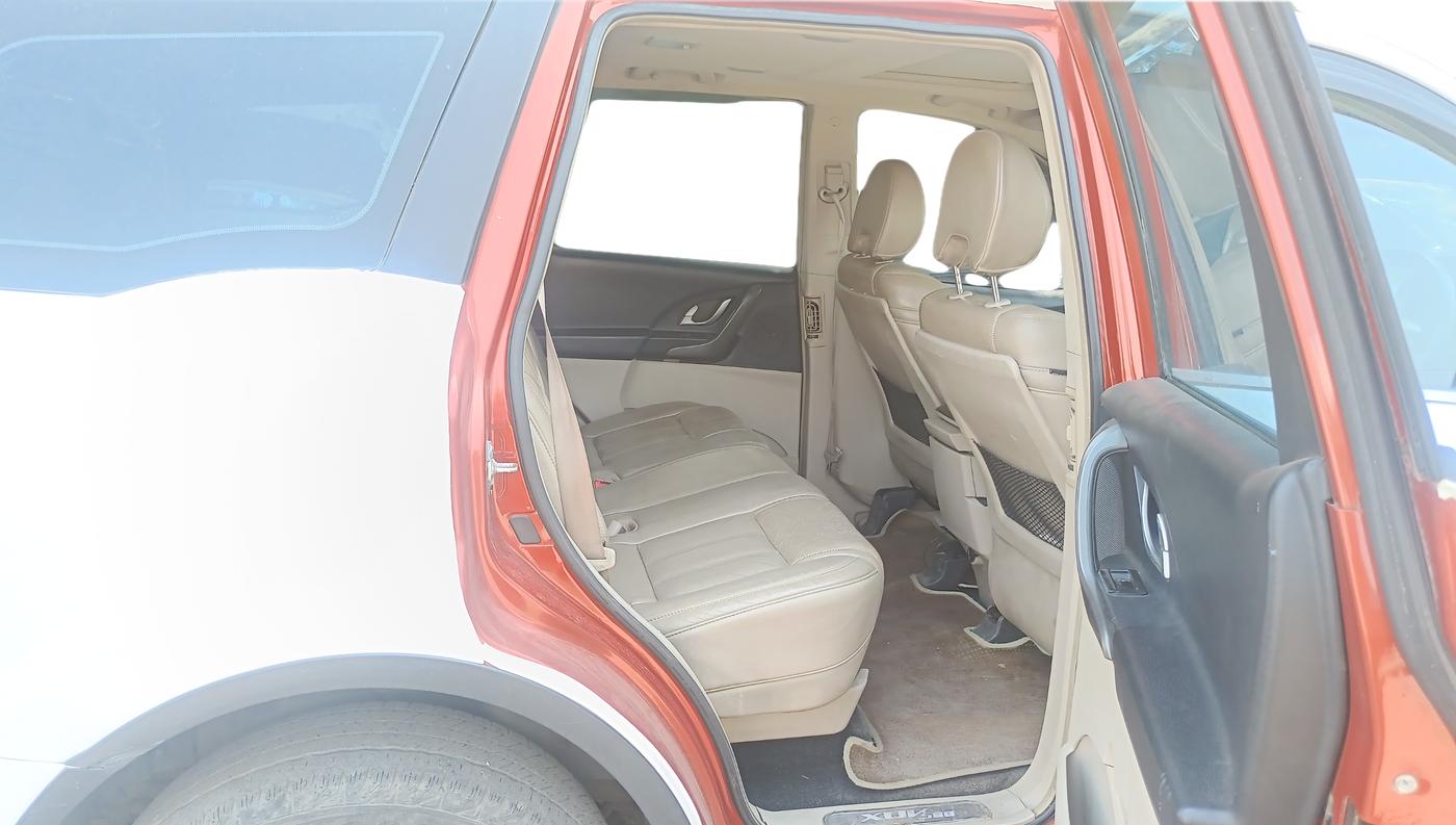 2015 Mahindra XUV500 W10, Diesel, Manual, 89,000 km, Right Side Rear Door Cabin