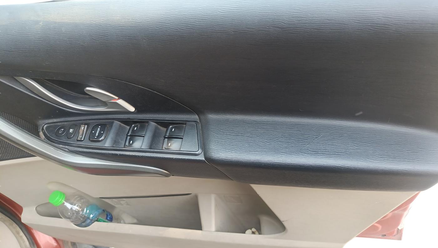 2015 Mahindra XUV500 W10, Diesel, Manual, 89,000 km, Driver Side Door Panel Controls
