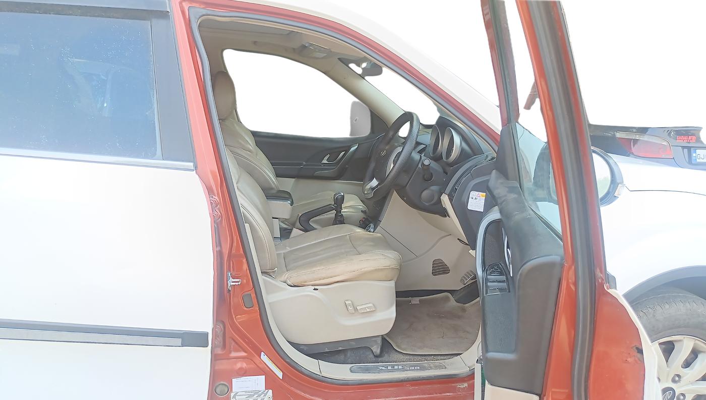 2015 Mahindra XUV500 W10, Diesel, Manual, 89,000 km, Right Side Front Door Cabin