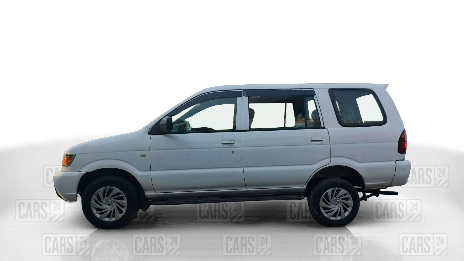 2015 Chevrolet Tavera NEO 3 10 STR BS III, Diesel, Manual, 88,621 km, Left Side