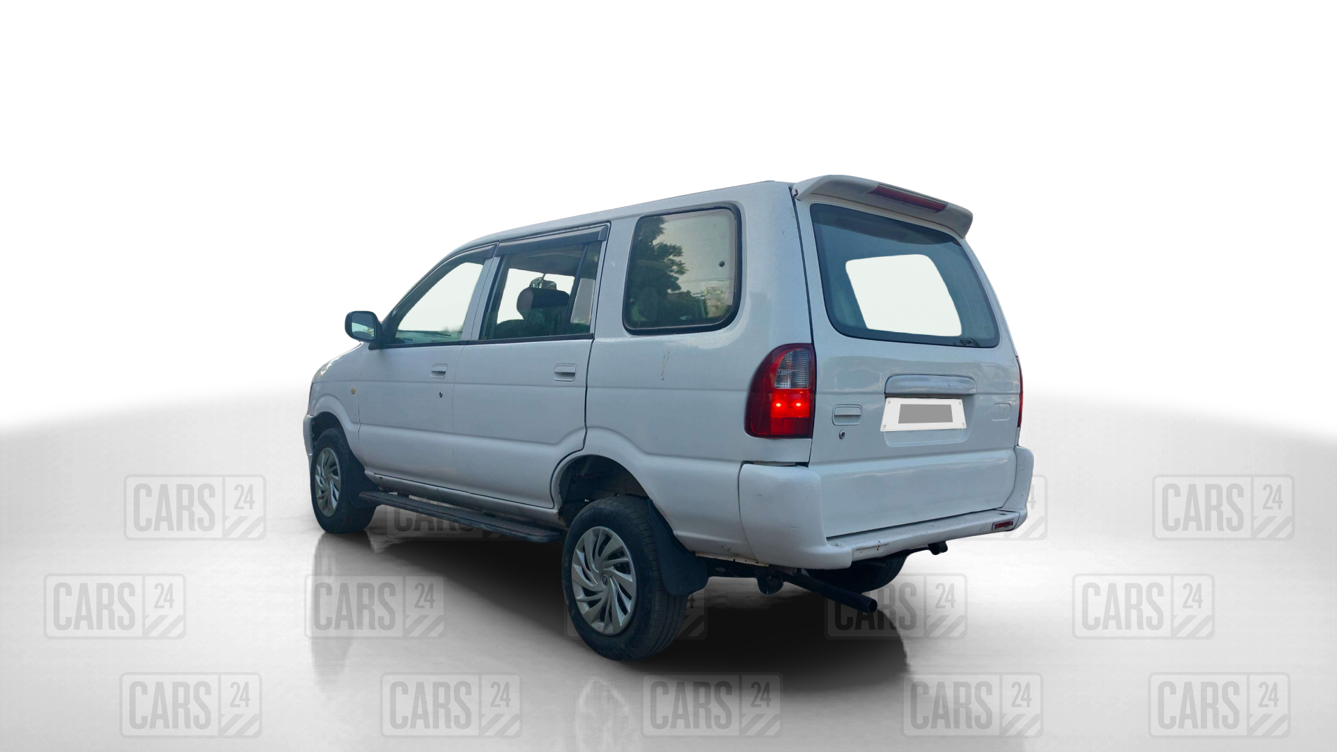 2015 Chevrolet Tavera NEO 3 10 STR BS III, Diesel, Manual, 88,621 km, Left Back Diagonal
