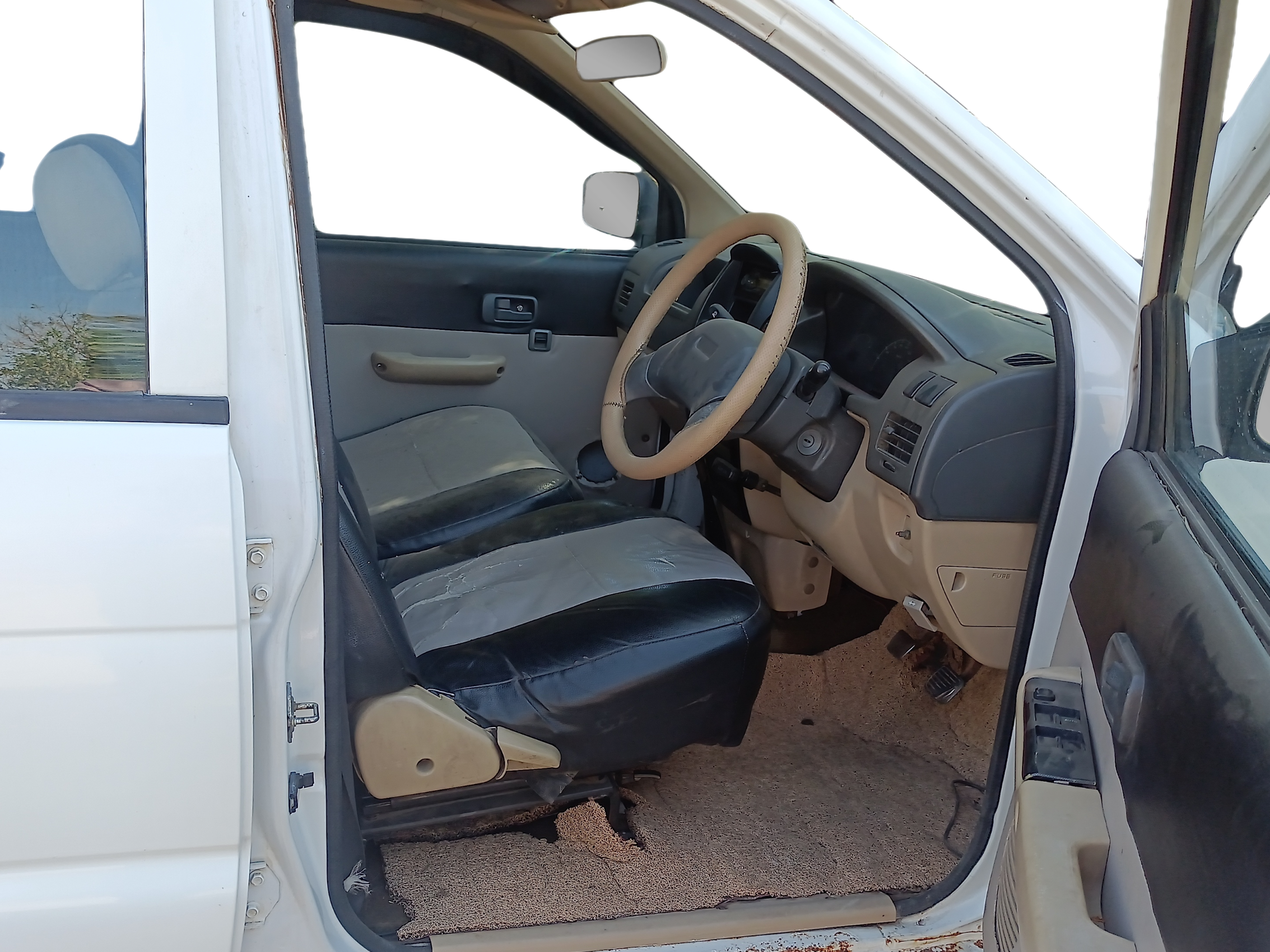 2015 Chevrolet Tavera NEO 3 10 STR BS III, Diesel, Manual, 88,621 km, Right Side Front Door Cabin
