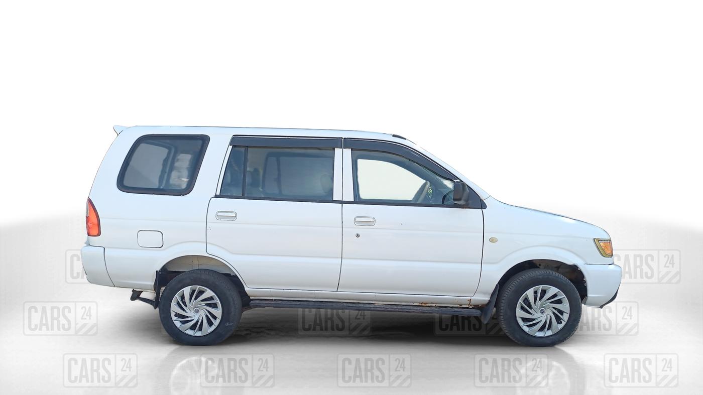 2015 Chevrolet Tavera NEO 3 10 STR BS III, Diesel, Manual, 88,621 km, Right Side View