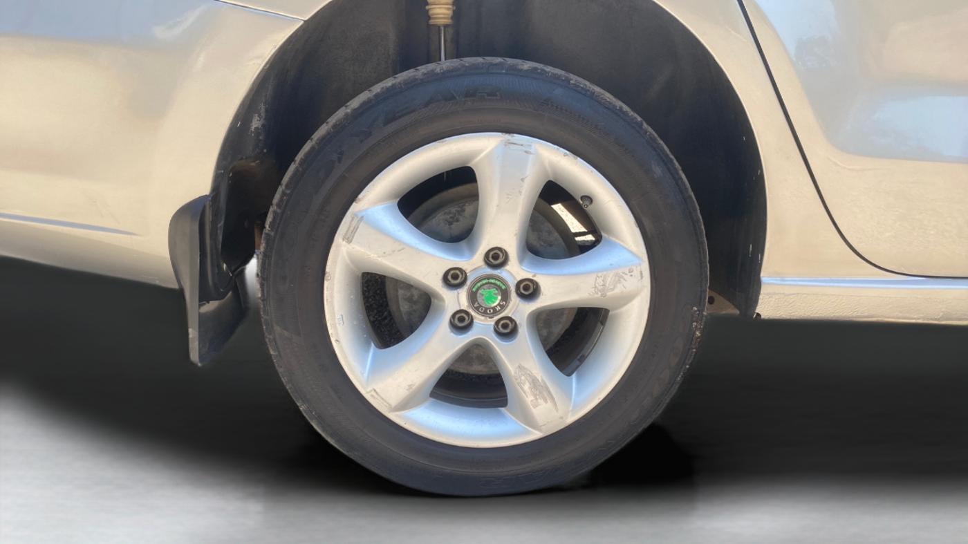 2012 Skoda Rapid ELEGANCE 1.6 TDI CR MT, Diesel, Manual, 87,313 km, Right Rear Wheel